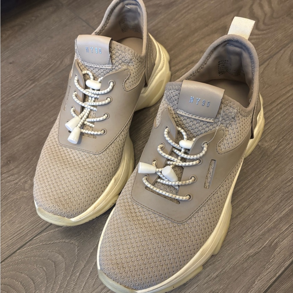 STEVE MADDEN RUNNING SHOES